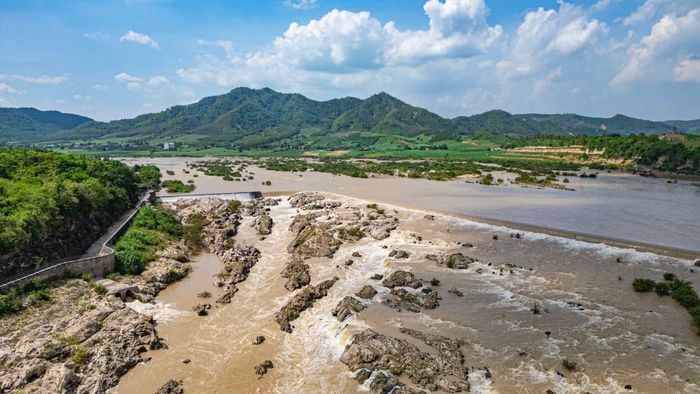 Toàn cảnh đập Đồng Cam nhìn từ trên cao, uy nghi vắt ngang qua dòng sông Ba giữa không gian núi non thanh bình của vùng đất Phú Yên (cũ).