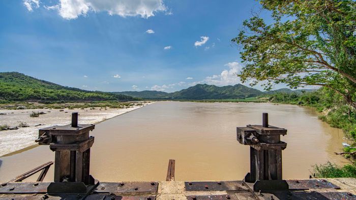 Sự hòa quyện giữa công trình do con người kiến tạo và thiên nhiên hoang sơ tạo nên giá trị cảnh quan đặc sắc cho khu vực.