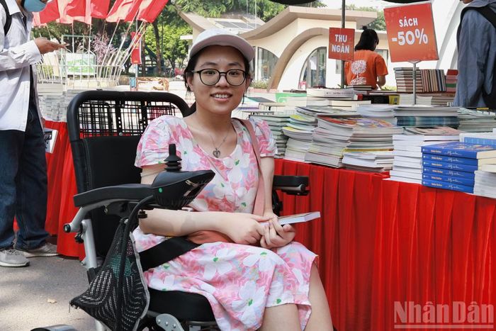 Chị Minh Hà (phường Cầu Giấy, Hà Nội) chia sẻ: “Gia đình mình đến hội sách chủ yếu để cùng nhau tham quan, dành thời gian bên nhau. Nếu tìm được cuốn sách nào hay, phù hợp với sở thích thì mình cũng sẽ lựa chọn mua”.