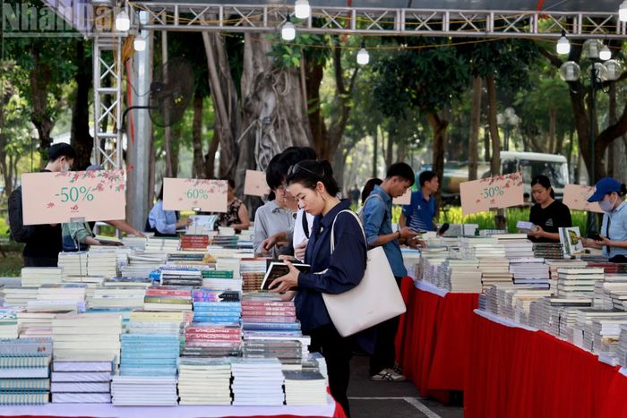 Hội sách Mùa Thu thu hút nhiều bạn đọc đến tham quan, tìm kiếm và lựa chọn những đầu sách yêu thích.