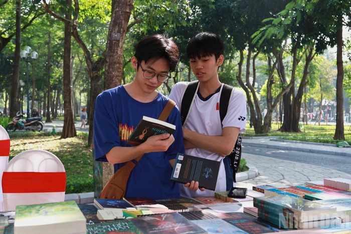 Hội sách thu hút bạn đọc ở nhiều lứa tuổi, từ trẻ nhỏ đến người cao tuổi, với nhu cầu tìm hiểu và lựa chọn sách khác nhau.