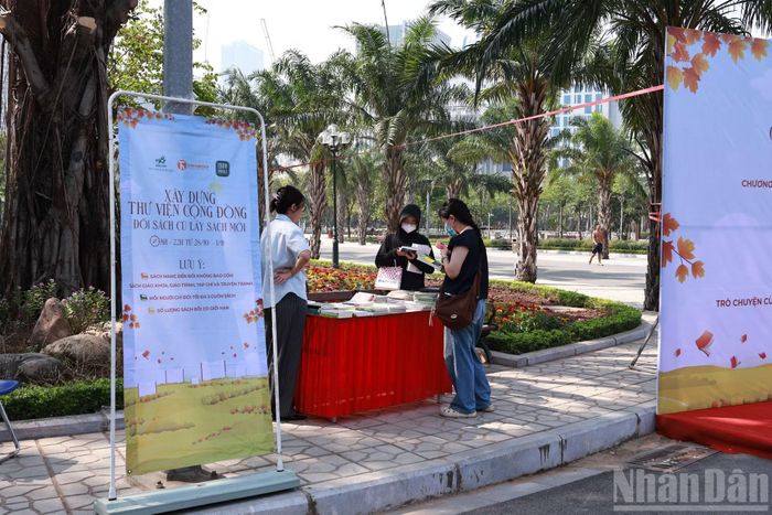 Hoạt động “Xây dựng Thư viện cộng đồng: Đổi sách cũ lấy sách mới” thu hút sự tham gia của bạn đọc, tạo cơ hội trao đổi và tiếp cận thêm những đầu sách khác nhau.