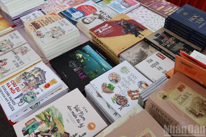 Các gian hàng trưng bày nhiều thể loại sách như văn học, lịch sử, khoa học, kỹ năng sống và sách thiếu nhi, đáp ứng nhu cầu của nhiều nhóm độc giả.