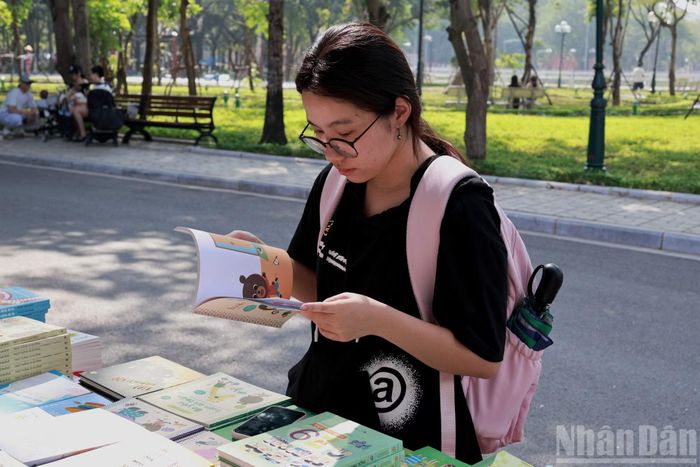 Bạn Hà Anh (sinh viên Học viện Báo chí và Tuyên truyền) bày tỏ: “Mua sách tại hội sách giúp mình tiết kiệm được khá nhiều chi phí nhờ các chương trình giảm giá. Mình cũng có cơ hội tìm mua thêm nhiều cuốn sách yêu thích với mức giá hợp lý”.