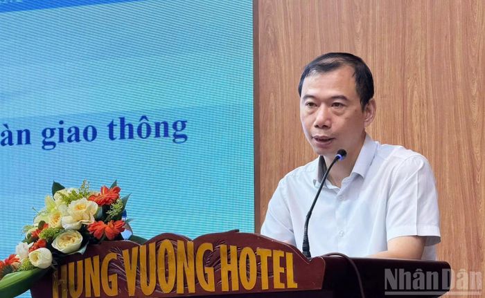 Ông Trương Trọng Doanh, chuyên gia về an toàn giao thông của Vụ Vận tải và An toàn giao thông (Bộ Xây dựng) chia sẻ công tác bảo đảm an toàn giao thông đường thủy nội địa tại hội nghị. (Ảnh: HIỂN CỪ)