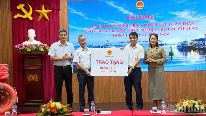 Đại diện Bộ Xây dựng và Trung tâm Phối hợp tìm kiếm cứu nạn hàng hải Việt Nam trao tặng 230 áo phao cho lãnh đạo Sở Xây dựng tỉnh Quảng Ngãi. (Ảnh: HIỂN CỪ)
