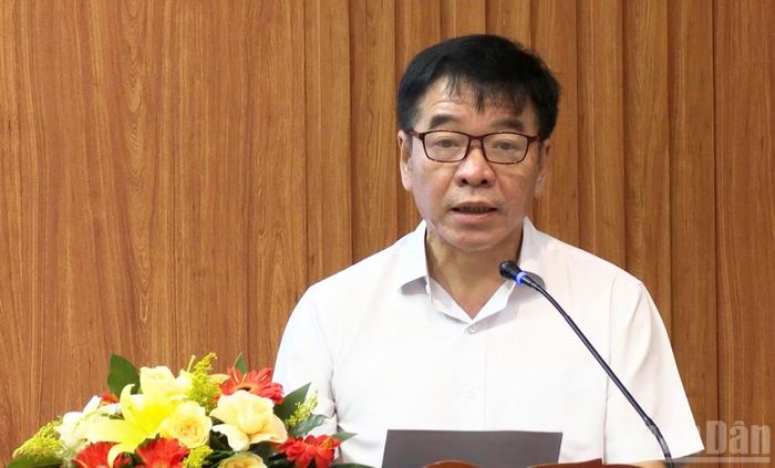 Phó Giám đốc Sở Xây dựng tỉnh Quảng Ngãi Võ Phiến phát biểu tại hội nghị. (Ảnh: HIỂN CỪ)