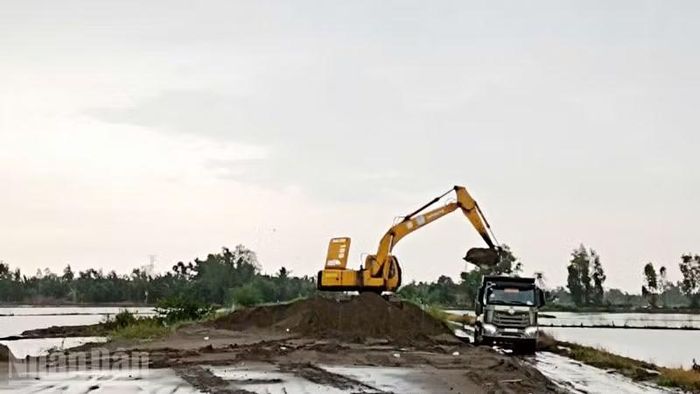 Thiết bị thi công đường Hồ Chí Minh đoạn Rạch Sỏi-Bến Nhất, Gò Quao-Vĩnh Thuận. (Ảnh: QUỐC TRINH)