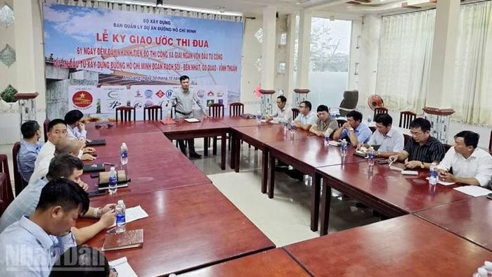 Quang cảnh lễ ký Giao ước thi đua đợt cao điểm “61 ngày đêm đẩy nhanh tiến độ thi công và giải ngân vốn đầu tư công”. (Ảnh: QUỐC TRINH)