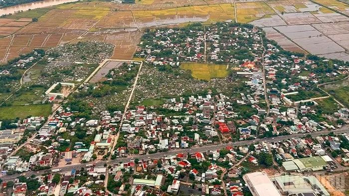 Một góc trung tâm hành chính phường Điện Bàn Bắc nhìn từ trên cao. (Ảnh: ANH QUÂN)