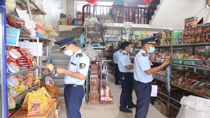 Lực lượng quản lý thị trường kiểm tra nguồn gốc sản phẩm, hàng hóa lưu thông trên thị trường. (Ảnh: BCT)