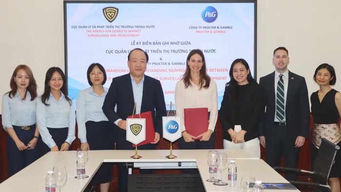 Cục Quản lý và Phát triển thị trường trong nước (Bộ Công thương) và Công ty Procter & Gamble (P&G) ký kết biên bản ghi nhớ hợp tác nhằm tăng cường phối hợp trong công tác phòng, chống hàng giả và bảo vệ quyền sở hữu trí tuệ. (Ảnh: BT)