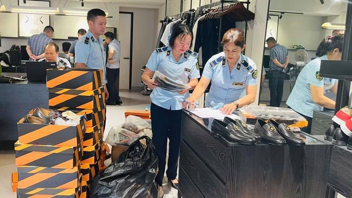Kiểm tra đột xuất hộ kinh doanh tại phường Việt Trì, phát hiện gần 200 sản phẩm có dấu hiệu giả mạo nhãn hiệu. (Ảnh: Chi cục Quản lý thị trường Phú Thọ)