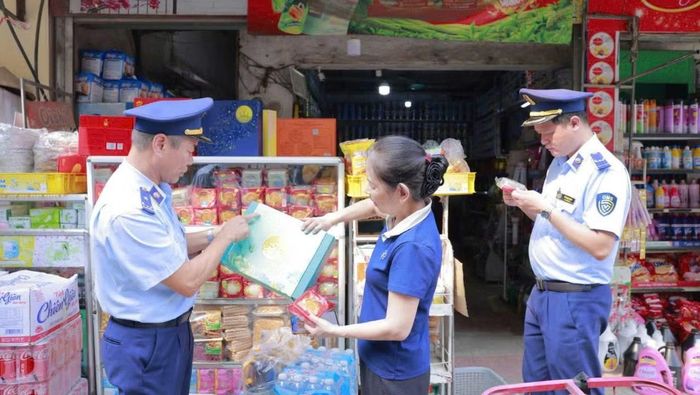 Lực lượng Quản lý thị trường kiểm tra sản phẩm bánh trung thu. (Ảnh: Chi cục Quản lý thị trường Phú Thọ)
