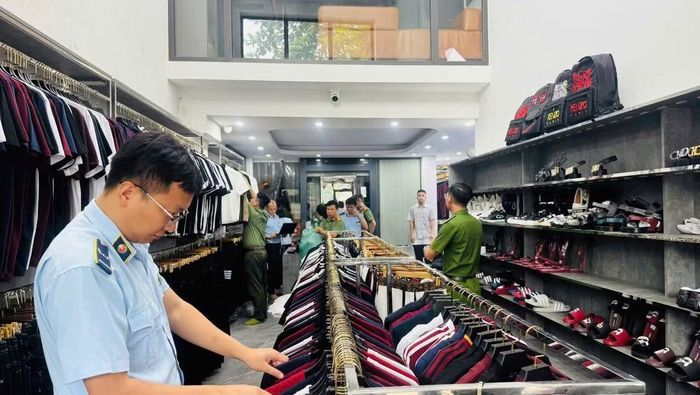 Lực lượng chức năng phối hợp kiểm tra hoạt động kinh doanh tại xã Bình Nguyên, phát hiện nhiều hành vi vi phạm. (Ảnh: Chi cục Quản lý thị trường Phú Thọ)
