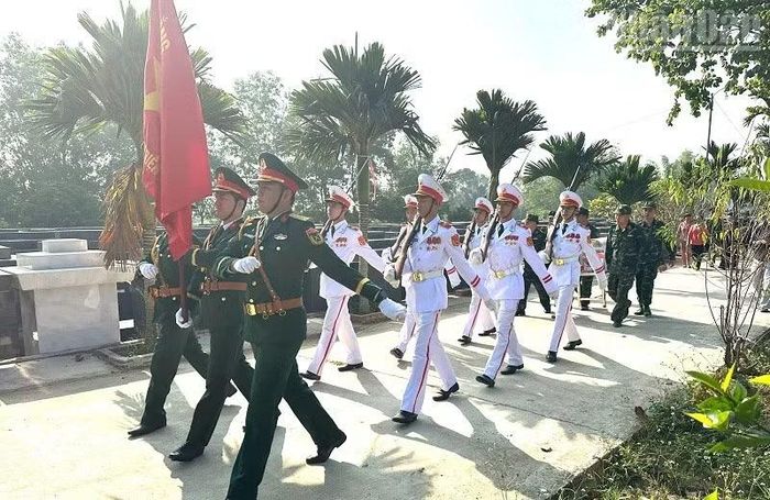 Cán bộ, chiến sĩ Bộ Chỉ huy Quân sự tỉnh Điện Biên thực hiện nghi lễ rước hài cốt liệt sĩ từ điểm cất bốc về Nghĩa trang liệt sĩ Tông Khao. (Ảnh: LÊ LAN)
