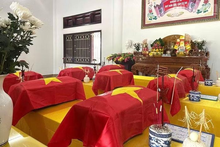Hài cốt các liệt sĩ vừa được Ban Chỉ đạo Chiến dịch 500 ngày đêm tỉnh Điện Biên thực hiện cất bốc, quy tập hiện được quàn tại Nghĩa trang liệt sĩ Tông Khao. (Ảnh: LÊ LAN)