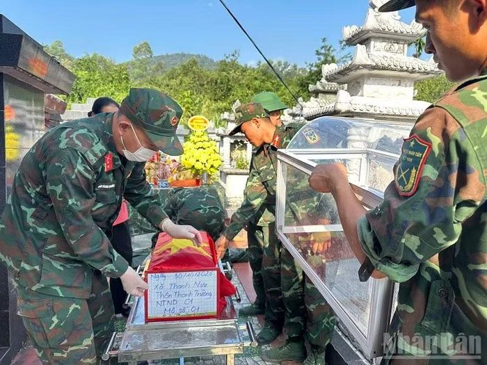 Mỗi quy trình trong khâu cất bốc, quy tập hài cốt liệt sĩ đều được lực lượng chức năng tỉnh Điện Biên thực hiện cẩn trọng, chính xác. (Ảnh: LÊ LAN)