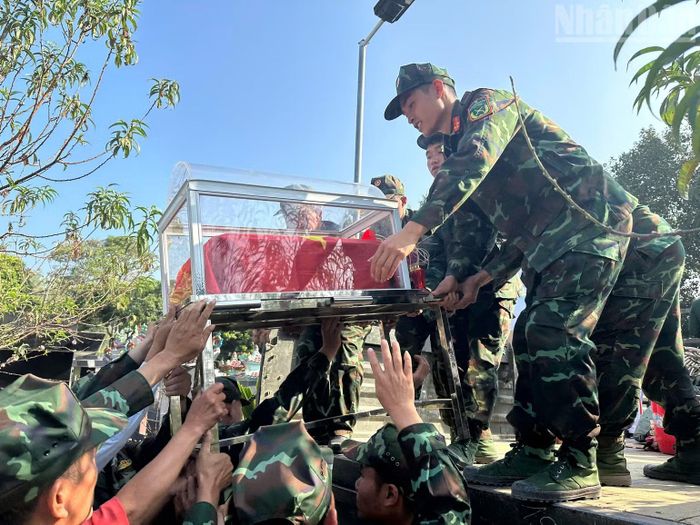 Cán bộ, nhân dân Điện Biên chung lòng đón hài cốt liệt sĩ. (Ảnh: LÊ LAN)