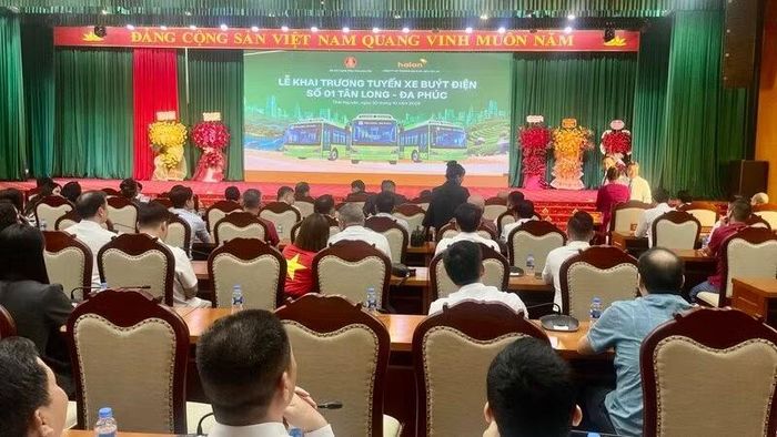Khai trương tuyến xe buýt điện số 01 tỉnh Thái Nguyên được hành khách quan tâm. (Ảnh: THẾ BÌNH)