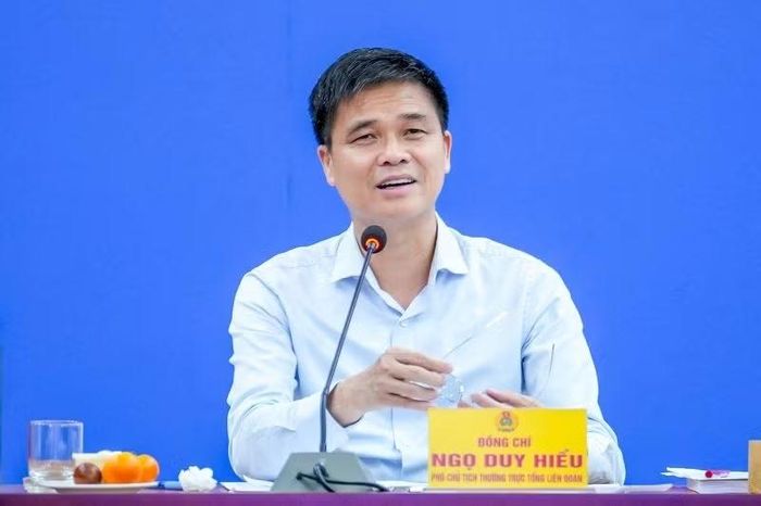 Phó Chủ tịch Thường trực Tổng Liên đoàn Lao động Việt Nam Ngọc Duy Hiểu chủ trì hội thảo. (Ảnh: HỮU CHÁNH)