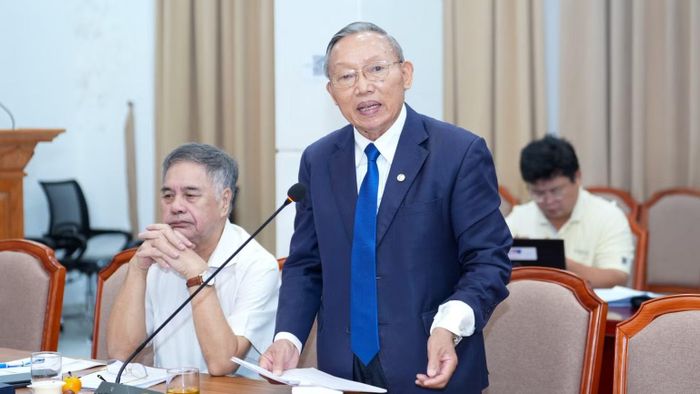 Phó Giáo sư, Tiến sĩ Bùi Đình Bôn đóng góp ý kiến. (Ảnh: HỮU CHÁNH)
