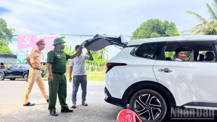 Công an kiểm tra các phương tiện ra vào trên địa bàn xã Diên Lâm. (Ảnh: VŨ TÂN)