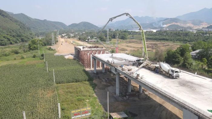 Toàn tuyến cao tốc Chợ Mới-Bắc Kạn có 18 cầu, trong đó 16 cầu trên tuyến cao tốc và 2 cầu vượt. (Ảnh: HẢI NGỌC)