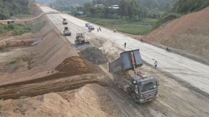 Hiện tại, địa phương đã bàn giao 260,3ha mặt bằng, đạt 99% nhưng trên hiện trường, vẫn còn tình trạng “xôi đỗ”, khoảng 1,1km chưa được bàn giao. (Ảnh: HẢI NGỌC)