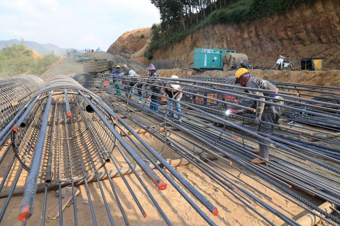 Liên danh đang tổ chức 42 mũi thi công chính với hơn 500 đầu máy, thiết bị; lũy kế giá trị sản lượng đến nay đạt 1.828 tỷ đồng, đạt 40,2% giá trị hợp đồng. (Ảnh: HẢI NGỌC)