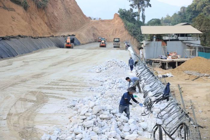 Dự án áp dụng công nghệ mới, sử dụng tường chắn MSE để tiết kiệm diện tích giải tỏa mặt bằng. (Ảnh: HẢI NGỌC)