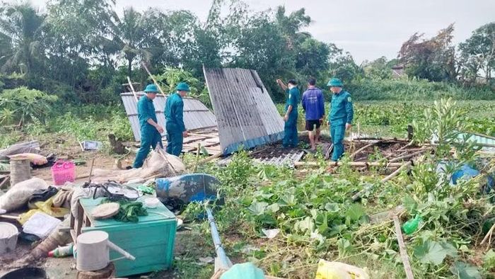 Lực lượng quân đội hỗ trợ người dân khắc phục hậu quả của mưa lớn kèm dông lốc gây thiệt hại. (Ảnh: PHƯƠNG VŨ)