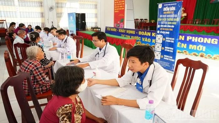 Hội bảo trợ Bệnh nhân nghèo tỉnh Vĩnh Long phối hợp các đơn vị tổ chức khám, phát thuốc miễn phí cho người dân có hoàn cảnh khó khăn. (Ảnh: HOÀNG TRUNG)