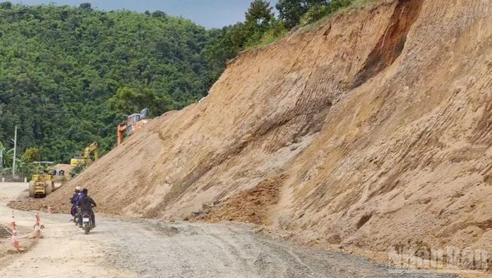 Quốc lộ 28 đoạn Km136+800-Km136+900 thuộc xã Phúc Thọ-Lâm Hà tiếp tục sụt lún, nứt đất trên diện rộng buộc phải tạm dừng lưu thông.