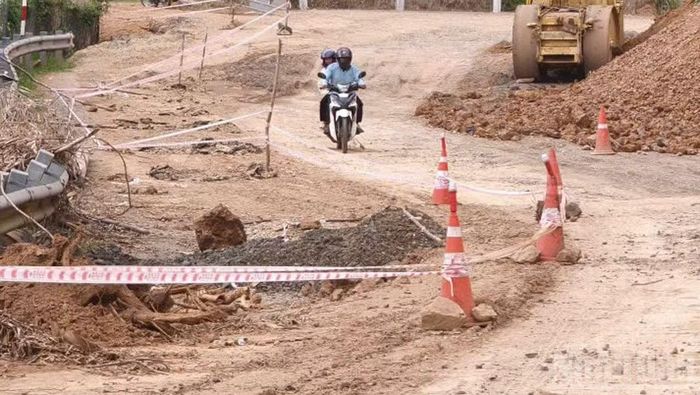 Cơ quan chức năng tỉnh Lâm Đồng ban hành thông báo cấm phương tiện lưu thông trên Quốc lộ 28 đoạn Km136+800-Km136+900 thuộc xã Phúc Thọ-Lâm Hà do xuất hiện nhiều vết nứt mặt đất, sụt lún mặt đường diễn biến phức tạp.