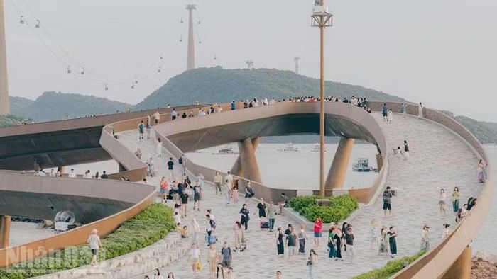 Du khách tại Phú Quốc. (Ảnh: QUỐC TRINH)