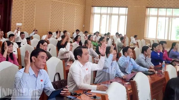 Các đại biểu thông qua nghị quyết. (Ảnh: QUỐC TRINH)