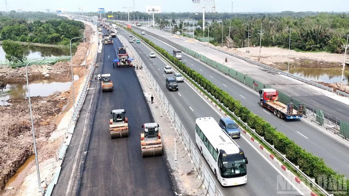 Các nhà thầu đang huy động tổng lực phương tiện, nhân lực để tăng tốc thi công hoàn thành dự án mở rộng cao tốc Thành phố Hồ Chí Minh-Long Thành. (Ảnh: THIÊN VƯƠNG)