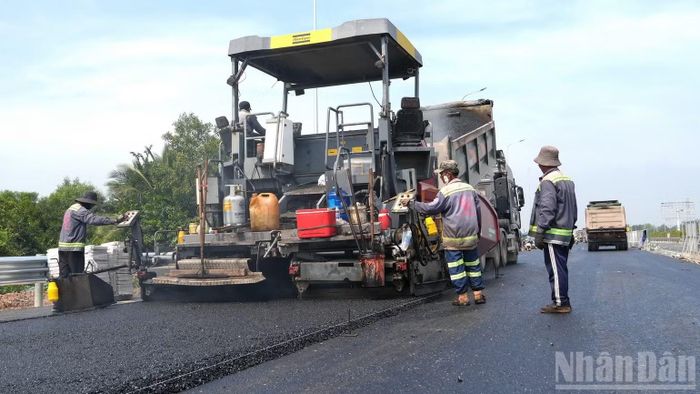 Thi công thảm nhựa tại gói thầu số XL02 dự án mở rộng cao tốc Thành phố Hồ Chí Minh-Long Thành. (Ảnh: THIÊN VƯƠNG)