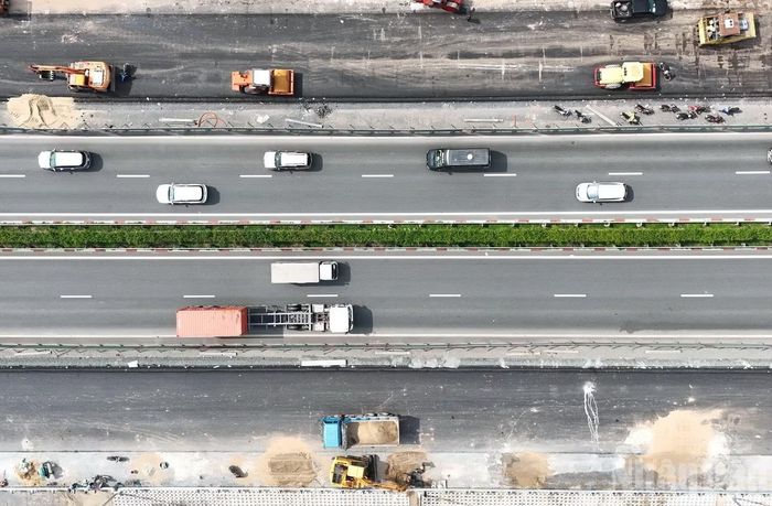 Thi công mở rộng cao tốc Thành phố Hồ Chí Minh-Long Thành từ 4 lên 8 làn xe. (Ảnh: THIÊN VƯƠNG)