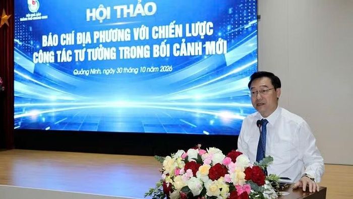 Nhà báo Nguyễn Thế Lãm, Giám đốc Báo và Phát thanh, truyền hình Quảng Ninh, Chủ tịch Hội Nhà báo thành phố phát biểu khai mạc hội thảo. (Ảnh: QUANG THỌ)