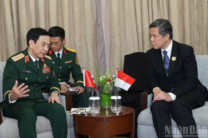 Đại tướng Phan Văn Giang gặp song phương Bộ trưởng Quốc phòng Singapore Chan Chun Sing.