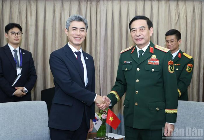  Đại tướng Phan Văn Giang gặp song phương Bộ trưởng Quốc phòng Hàn Quốc Kang Shin-chul. 