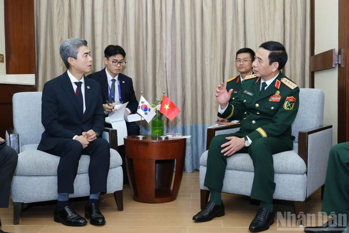  Đại tướng Phan Văn Giang gặp song phương Bộ trưởng Quốc phòng Hàn Quốc Kang Shin-chul. 
