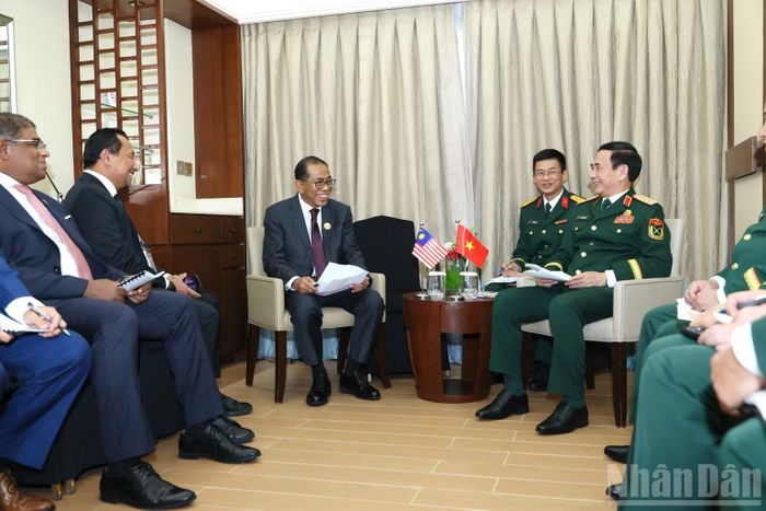  Đại tướng Phan Văn Giang gặp song phương Bộ trưởng Quốc phòng Malaysia Dato' Seri Mohamed Khaled bin Nordin. 