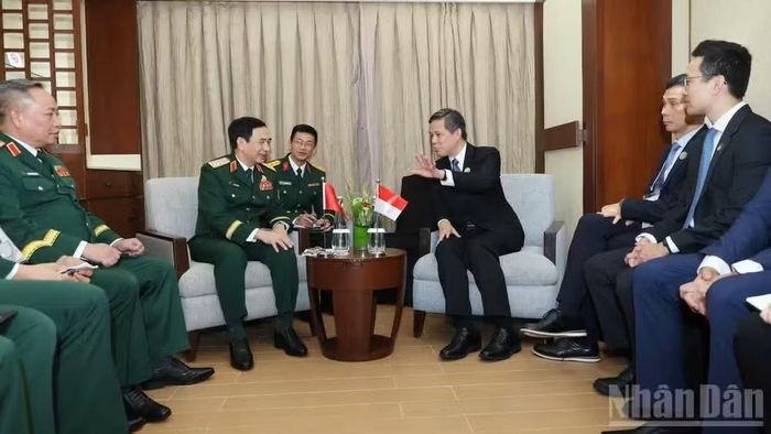 Đại tướng Phan Văn Giang gặp song phương Bộ trưởng Quốc phòng Singapore Chan Chun Sing. (Ảnh: PHƯƠNG THẢO)