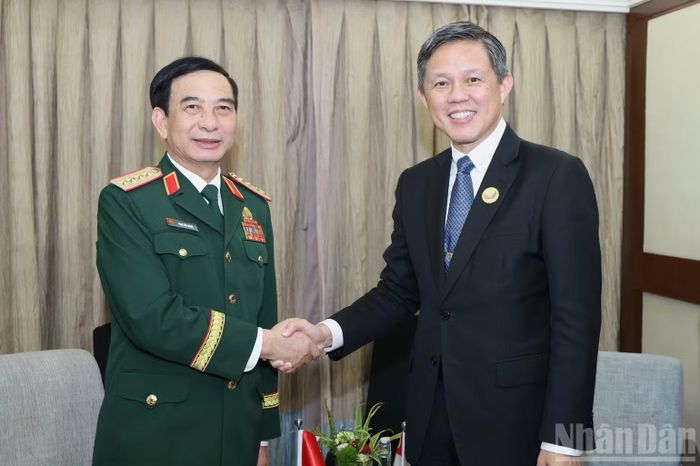 Đại tướng Phan Văn Giang gặp song phương Bộ trưởng Quốc phòng Singapore Chan Chun Sing.