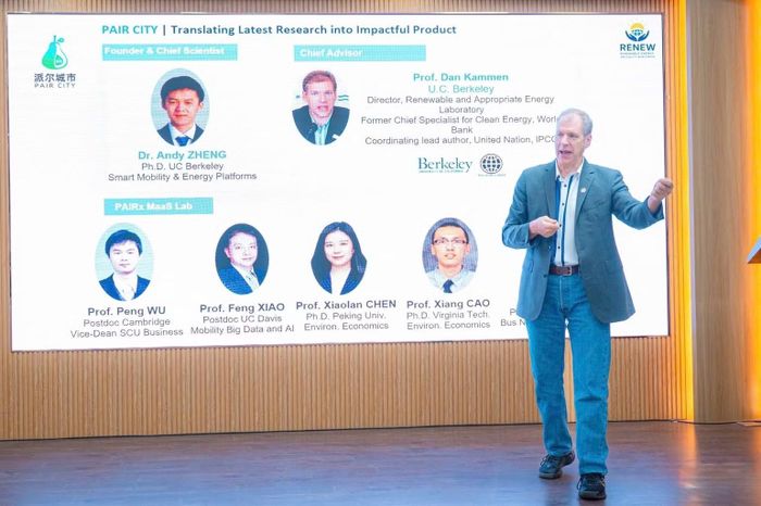 Giáo sư Daniel Kammen chia sẻ tại buổi tọa đàm khoa học “Đổi mới và hành động cho chuyển dịch năng lượng công bằng” do VinFuture phối hợp tổ chức cùng Đại học Đà Nẵng năm 2025. (Ảnh: Đại học Đà Nẵng)