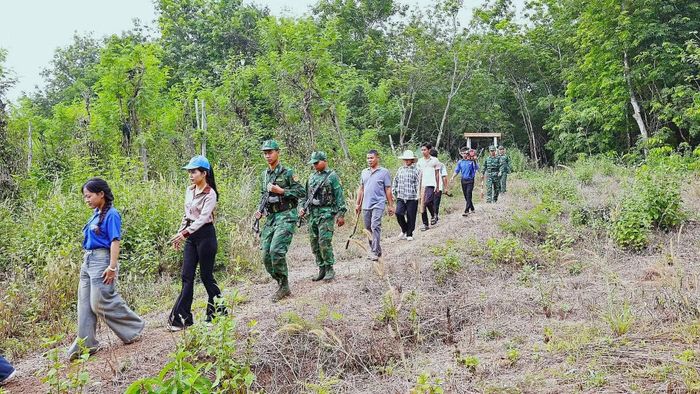 Nhân dân xã Tân Tiến cùng Bộ đội Biên phòng thành phố Đồng Nai tuần tra bảo vệ biên giới. (Ảnh: NS)