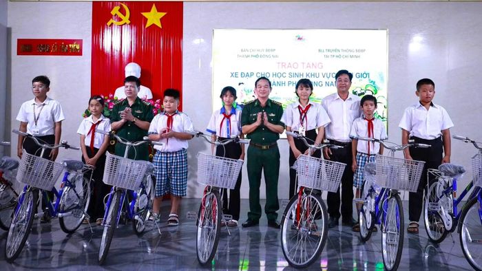 Bộ đội Biên phòng thành phố Đồng Nai tặng xe đạp cho các em học sinh khu vực biên giới. (Ảnh: NS)